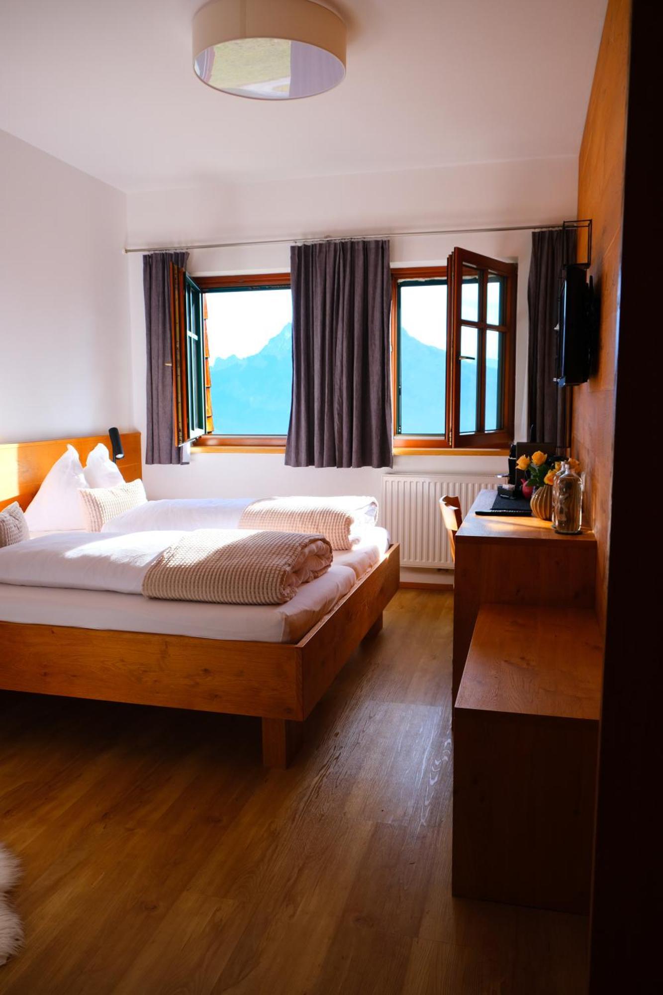 Gmundnerberghaus - *